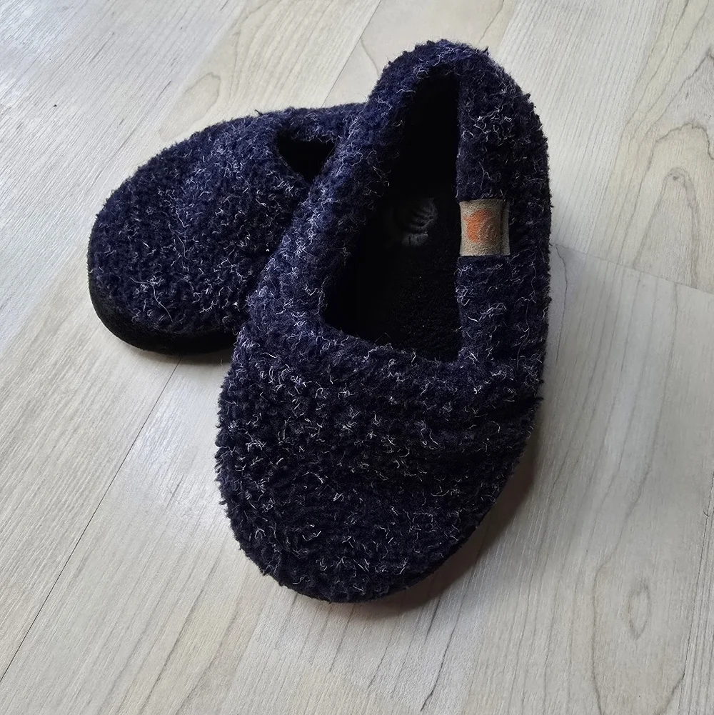 Acorn Slippers Size 8/9